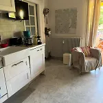 아파트 Peaceful Seaside Getaway 500 M From The Beaches *