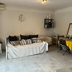 Peaceful Seaside Getaway 500 M From The Beaches 아파트 *
